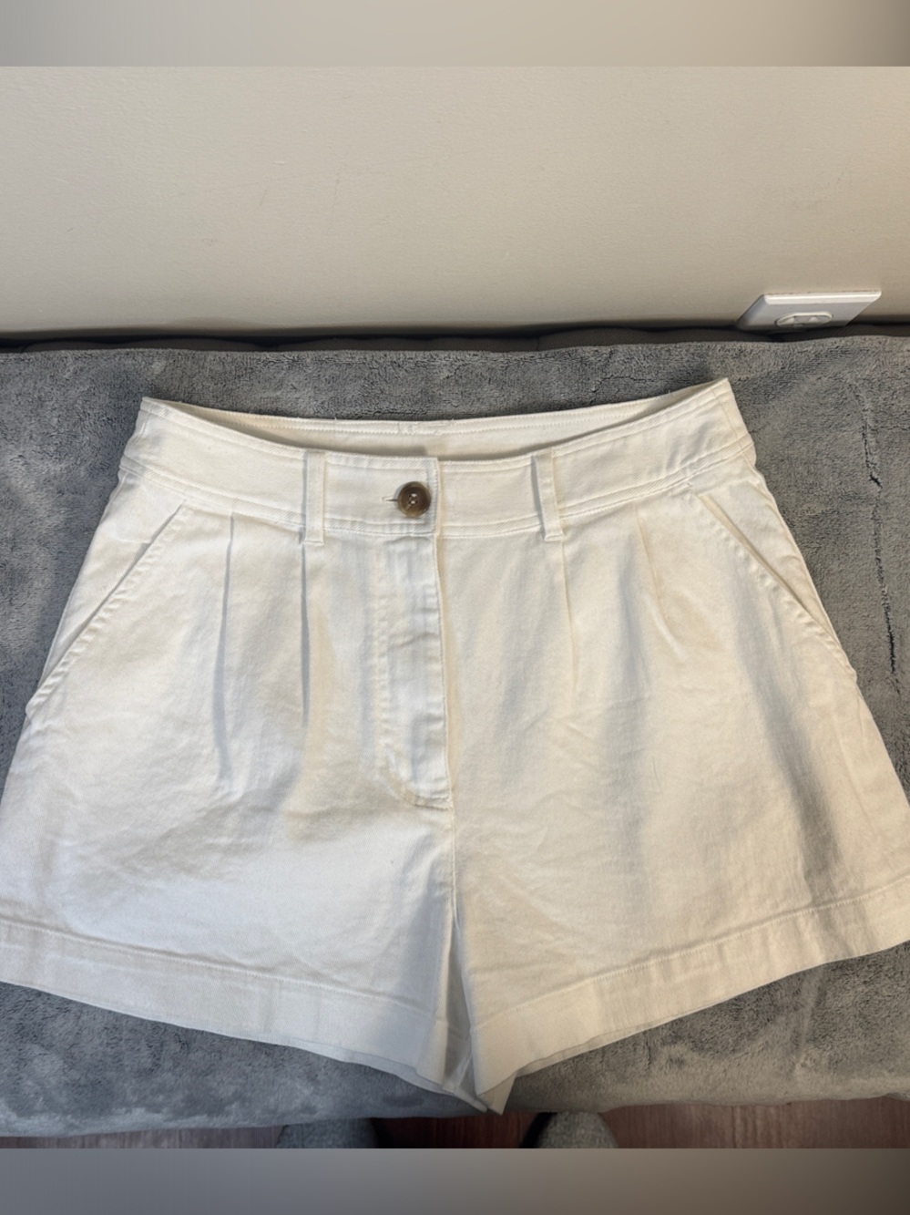 Francesca's Ida Tailored Shorts - White - Size Small - WS31439